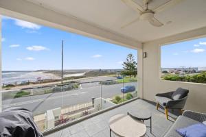 Port Noarlunga SouthMeander - Port Noarlunga South - C21 SouthCoast Holidays的客厅设有海景大窗户