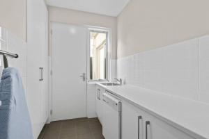 Meander - Port Noarlunga South - C21 SouthCoast Holidays的一间浴室
