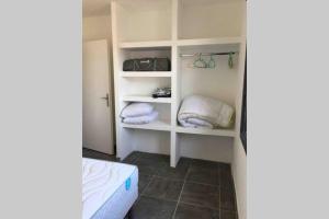 una camera con letto e cuscini su scaffali di Maison entière pour 6 personnes dans les Cévennes a Cendras Altre 13 foto
