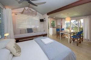 Amity Point的住宿－海窩棚旅館，一间卧室配有一张床和一张桌子及椅子