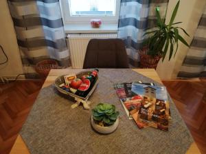uma mesa com uma bandeja de comida e uma taça de fruta em Haus Lagma Studio em Železniki