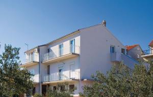 ein weißes Gebäude mit Balkon auf der Seite in der Unterkunft Apartment RED in Vodice