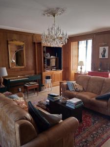 TV a/nebo společenská místnost v ubytování L'Ancien Hôtel