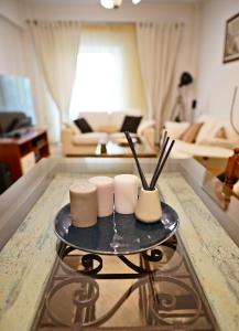 uma sala de estar com uma mesa com velas em Cozy Urban Apartment at Agios Dimitrios em Atenas