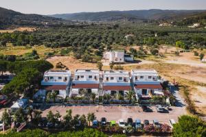 une vue aérienne sur un bâtiment avec un parking dans l'établissement Hotel D'Amato, à Peschici