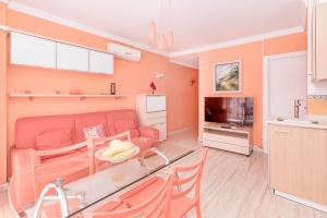 cocina y sala de estar con sofá y mesa en Fuengirola Sensaciones de Verano, en Fuengirola