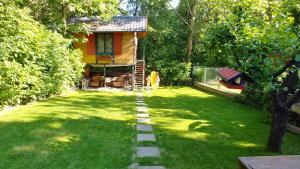 un patio con una pequeña casa en el medio en Lovely vacation house at river Tisza , Hangulatos nyaraló a szegedi Tisza - Maros toroknál, en Szeged