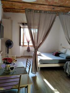 Il Loft nel Borgo Sospeso "con vista panoramica" tesisinde bir odada yatak veya yataklar