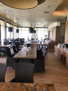 Ресторан / й інші заклади харчування у Premium Apartment in Tarudhan Valley Golf Resort