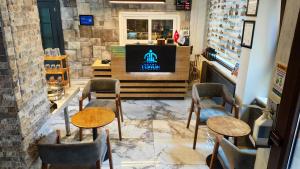 un ristorante con tavoli, sedie e TV di Hotel Torun Istanbul Old City a Istanbul