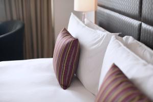 En eller flere senge i et værelse på Crowne Plaza Dubai Festival City