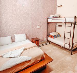 a bedroom with a bed and a desk at Madpackers Delhi in New Delhi