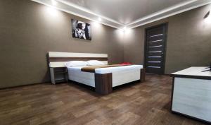 a bedroom with a bed in a room at Двухкомнатный люкс центр Соборности 29 KR Apartments in Kryvyi Rih