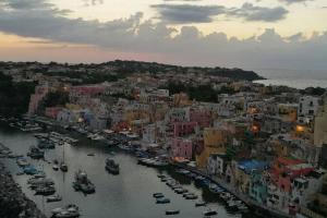 Vue panoramique sur l'établissement Little house with yard and BBQ in Procida Island