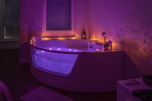 Gambar di galeri bagi Jacuzzi Lux Apartman di Subotica +22 gambar