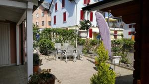 patio con mesa y sillas en Ferienwohnungen im Fürstenland, en Gossau