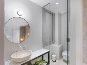 A bathroom at 5 star lux suite in Kolonaki.