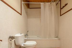a bathroom with a toilet and a bath tub at Suite en casa rural in Bas