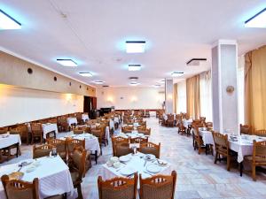 ห้องอาหารหรือที่รับประทานอาหารของ Hotel Muncel Băile Felix