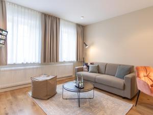 - un salon avec un canapé et une table dans l'établissement Hotel Tuchhaus, à Volkach