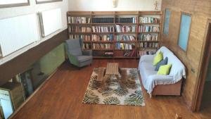 uma sala de estar com um sofá e prateleiras de livros em Suite en casa rural em Bas