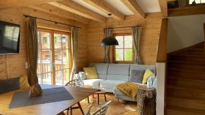 uma sala de estar com um sofá e uma mesa em Mankerl Hütte Lachtal em Lachtal
