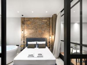 ein Schlafzimmer mit einem großen Bett und einer Badewanne in der Unterkunft 5 star lux suite in Kolonaki. in Athen