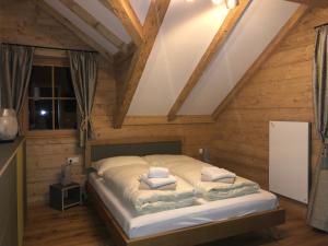 Rúm í herbergi á Mankerl Hütte Lachtal