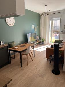 sala de estar con mesa de madera y comedor en Appartement cosy plein centre de Sète, en Sète