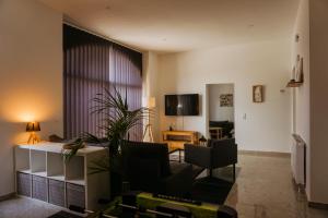 sala de estar con sofá y mesa en Vorhalle Apartment en Hagen