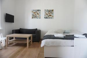 Un dormitorio con una cama, un sofá y una mesa. en Vorhalle Apartment, en Hagen
