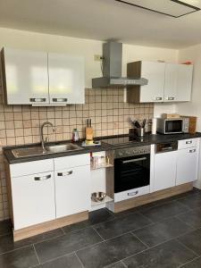 Кухня или мини-кухня в Ferienwohnung auf Alzen
