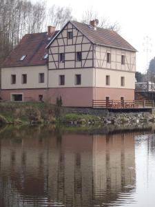 Výhled na řeku, která protéká v blízkosti bed and breakfast