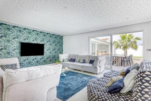 a living room with two couches and a tv at Magnifique villa pour grande famille à La Barre-de-Monts in La Barre-de-Monts
