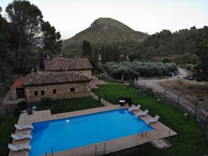 een extern uitzicht op een huis met een zwembad bij Valdemarin Rural in Orcera
