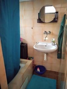 ein Bad mit einem Waschbecken und einem Spiegel in der Unterkunft Apartment Telč Hradecka in Telč