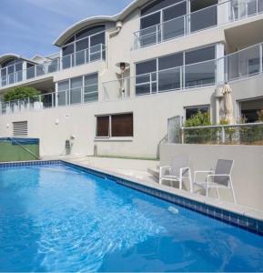 Swimmingpoolen hos eller tæt på Modern Beach Apartment with Pool & Location