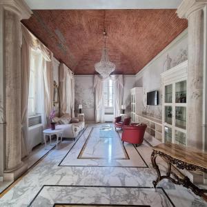 Hotel Embassy في فلورنسا: غرفة معيشة مليئة بالاثاث والثريا