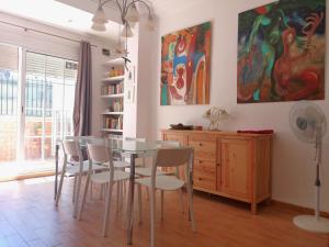 comedor con mesa y sillas en City of Arts en Valencia