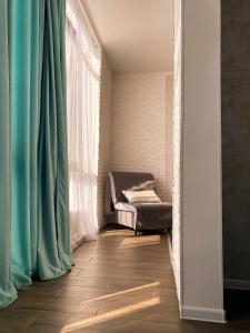 un letto in una stanza con una finestra di Апартаменты возле моря a Odessa