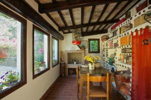 uma sala de jantar com uma mesa e cadeiras e uma lareira em B&B Molino Del Gobbo em SantʼAgata Feltria