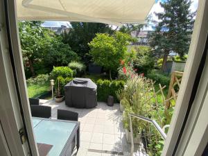 a patio with a table and chairs and plants at Casa Arturo Düsseldorf - Flughafen, Messe und City 3 km in Düsseldorf