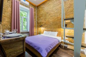 ein Schlafzimmer mit einem Etagenbett und ein Badezimmer mit einem Waschbecken in der Unterkunft Kyiv Brown Loft in Kiew