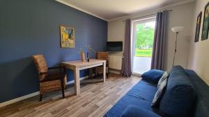 sala de estar con sofá azul y mesa en 08 Heuwiese, en Parchtitz