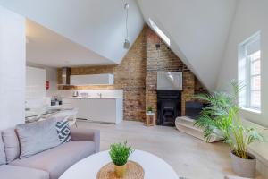 una sala de estar con un sofá y una mesa en Holborn by Excel Apartments, en Londres
