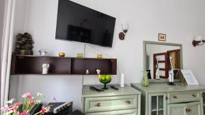 Televízia a/alebo spoločenská miestnosť v ubytovaní Na Lendziona