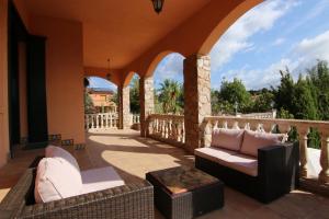 um pátio exterior com 2 cadeiras e uma mesa em Stay U-nique Villa Portimar II em Arenys de Mar
