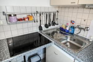 een keuken met een wastafel en een aanrecht bij Oh-Apartment Lindenberg in Lindenberg im Allgäu