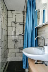 a bathroom with a sink and a shower at Oh-Apartment Lindenberg in Lindenberg im Allgäu