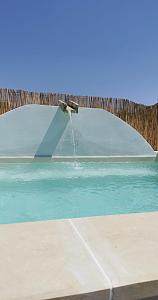 カザラーノにあるterra rossa casa di campagna con piscinaの噴水の上に鳥が座っている